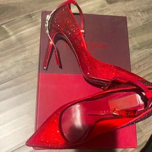 Lightly used Valentino Garavani pumps.